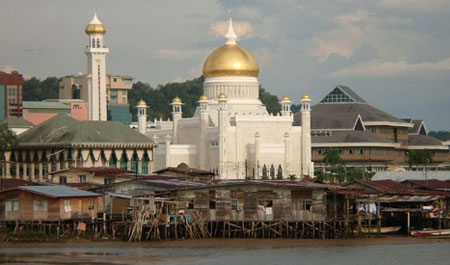 Stilt houses of Kampong Ayer and the Sultan Omar Ali Saifudding Mosque in the background