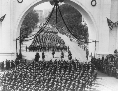 Soldiers returning from World War I, parading through an arch on the street of Minneapolis